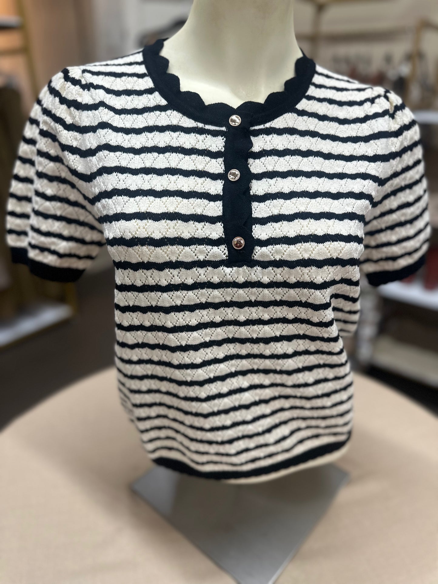 Scalloped Trim Bronze Button Black